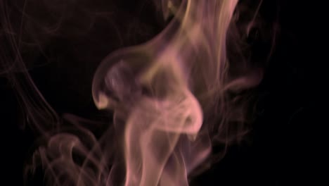 nubes de humo rojo-marrón que se elevan giros graciosos hacia arriba. humo de colores que sopla de abajo hacia arriba. primer plano, aislado en fondo negro