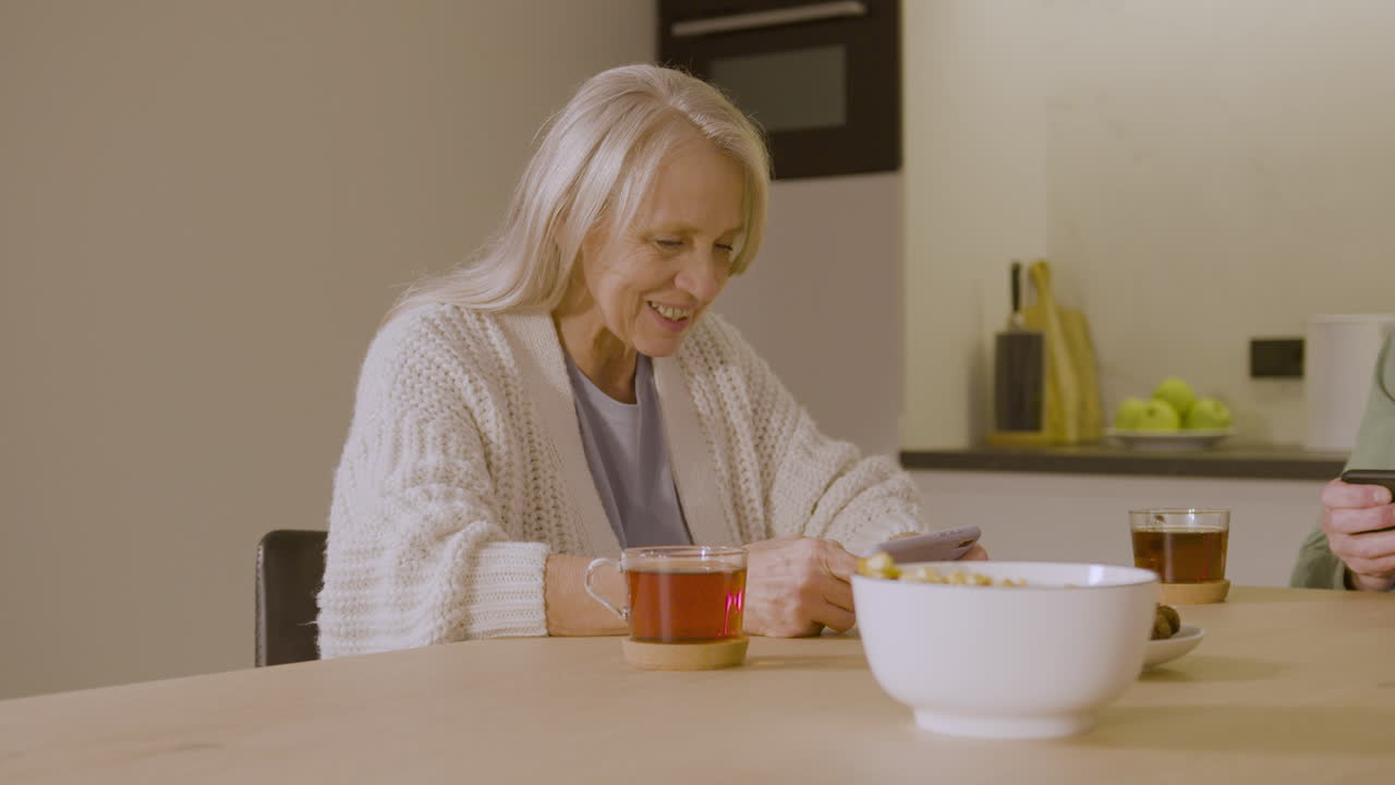 웨이터가 웃는 로커빌리 여성에게 햄버거를 제공합니다.