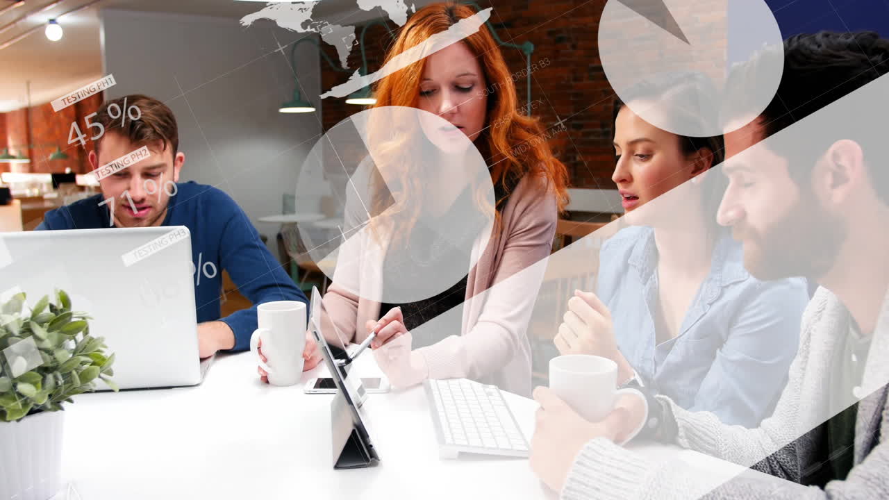 사무실에서 다양한 사업가들에 대한 금융 데이터 처리의 활성화