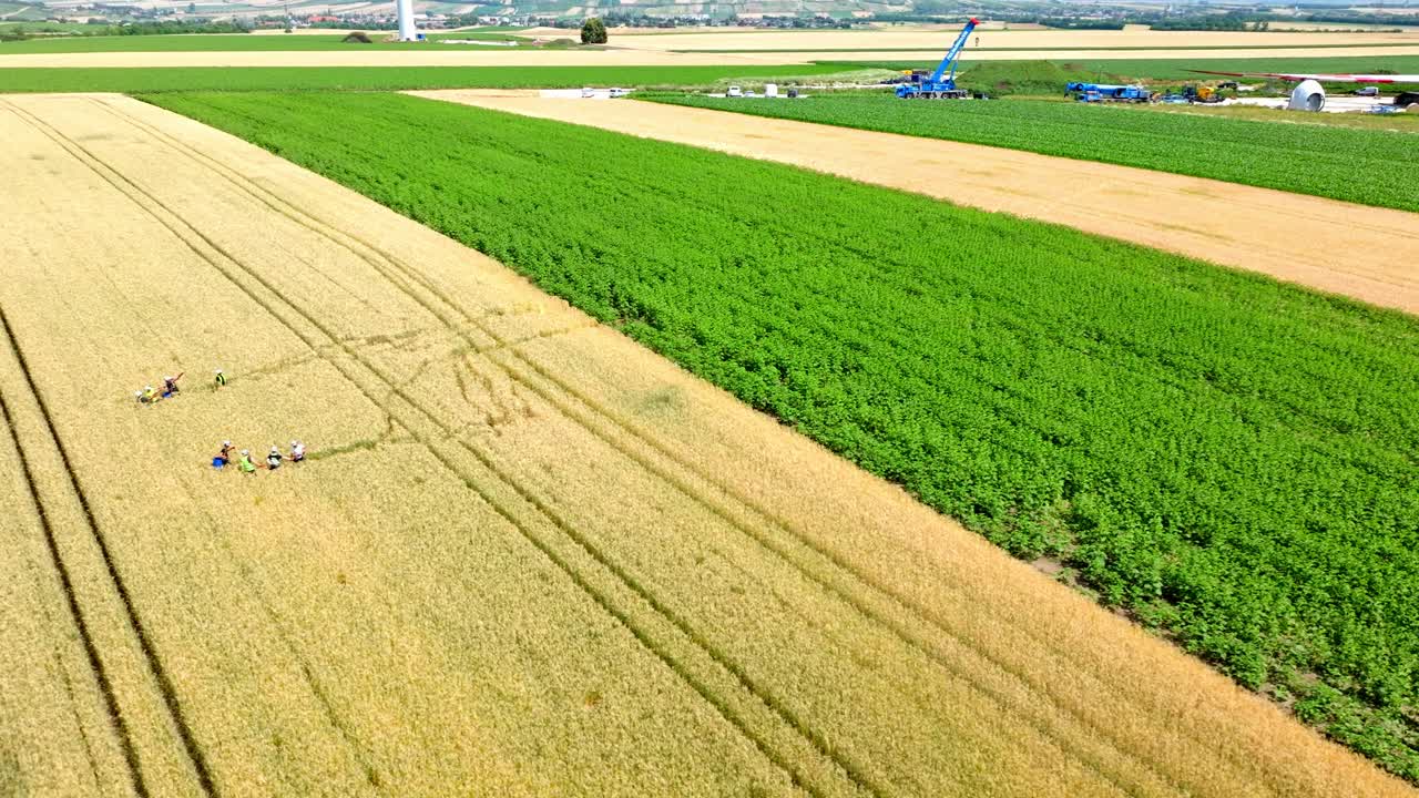 여름에 건설 중인 풍력 발전소 - 드론 촬영