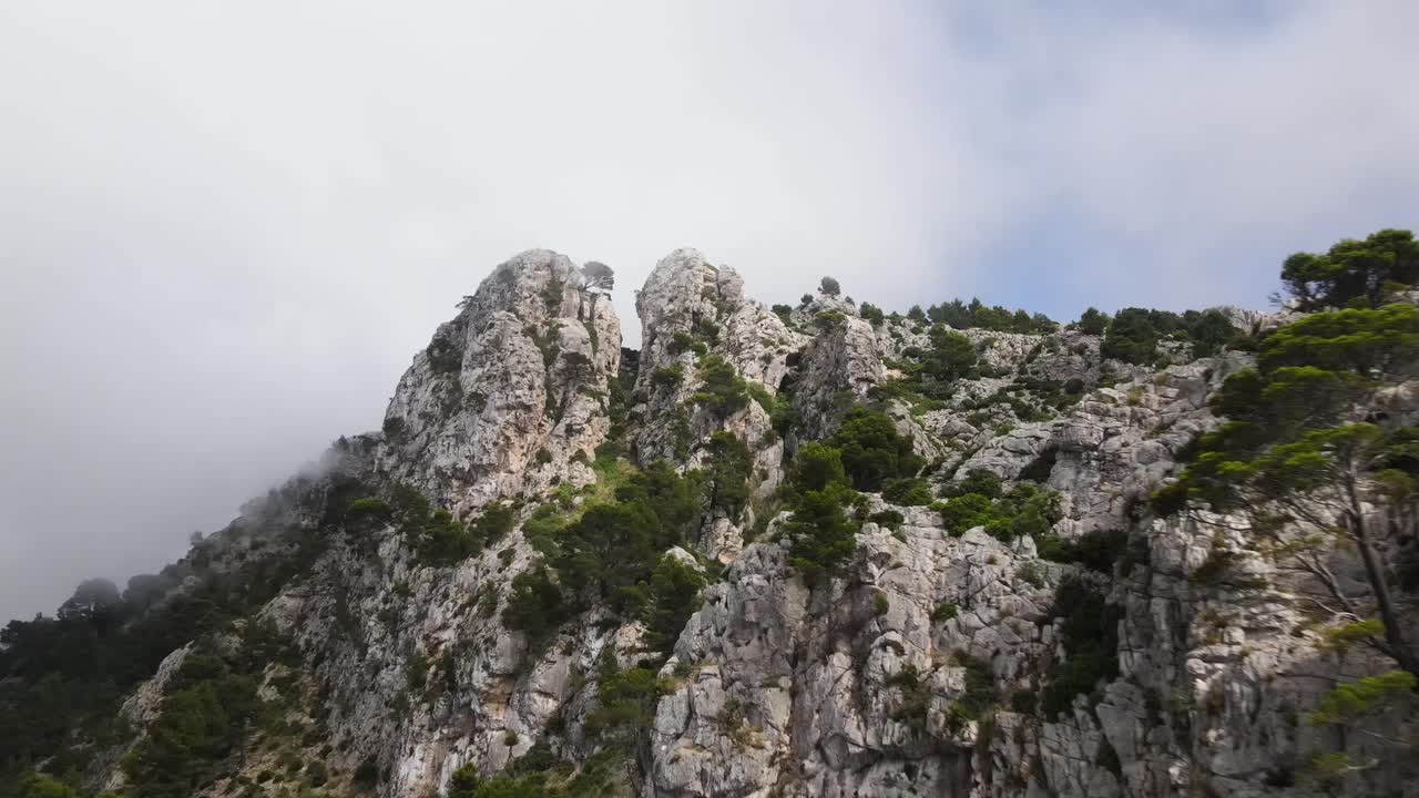 vista de un avión no tripulado de un increíble acantilado costero en la ciudad de mallorca, españa