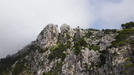 Drohnenansicht-Einer-Atemberaubenden-Klippenküste-In-Der-Stadt-Mallorca,-Spanien