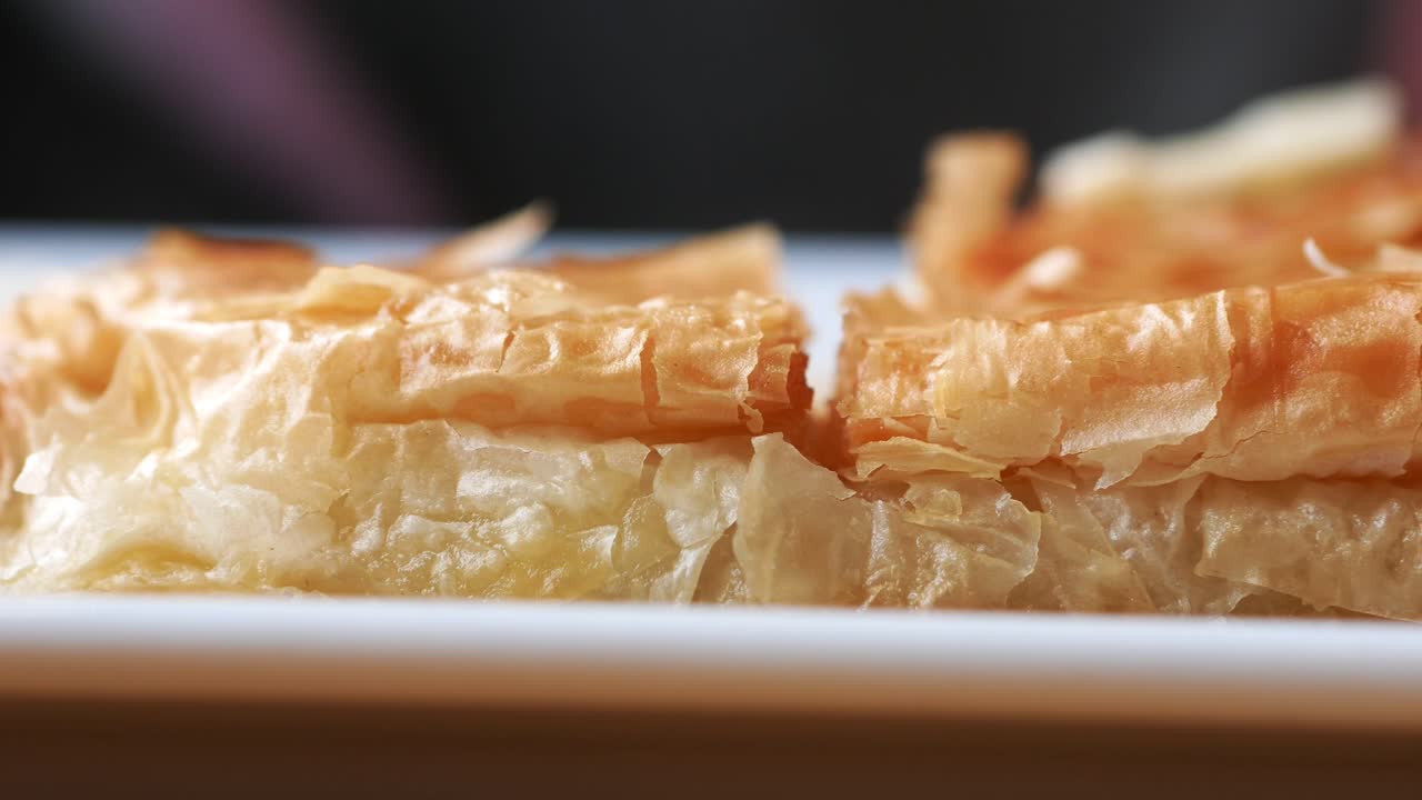 Primo piano di una pasta sfoglia su un piatto bianco