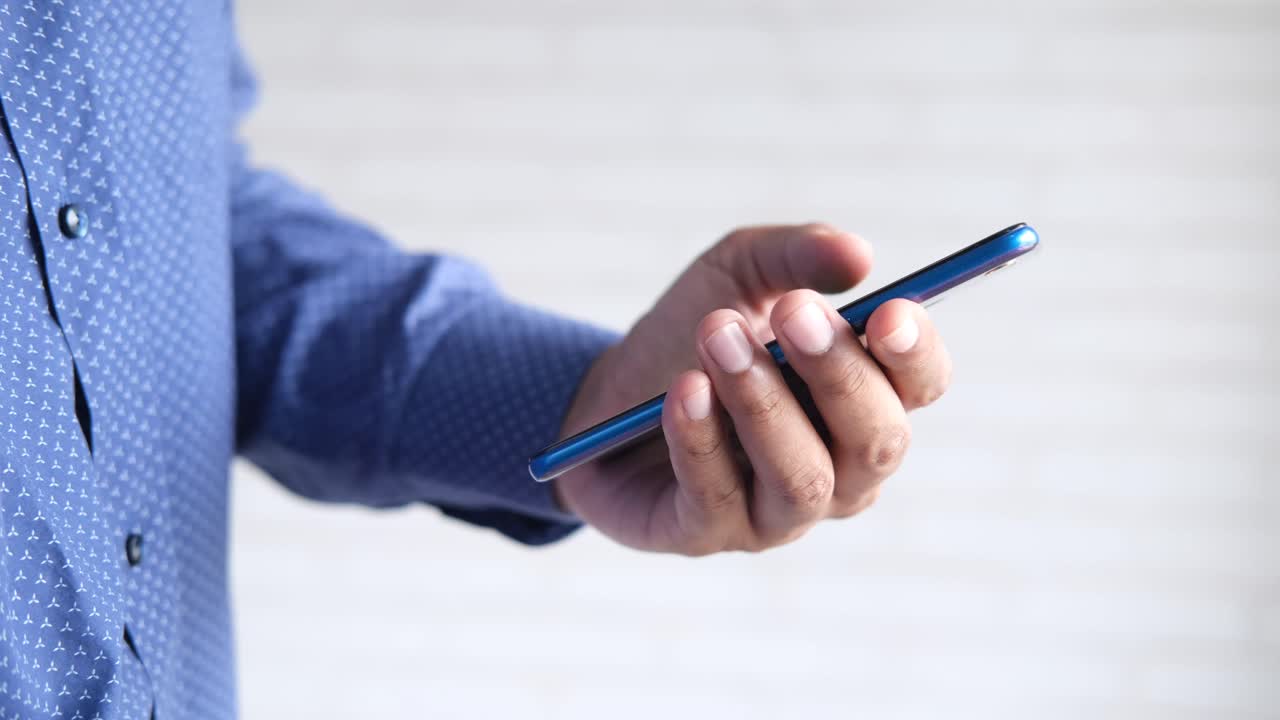 Persona che tiene in mano uno smartphone blu