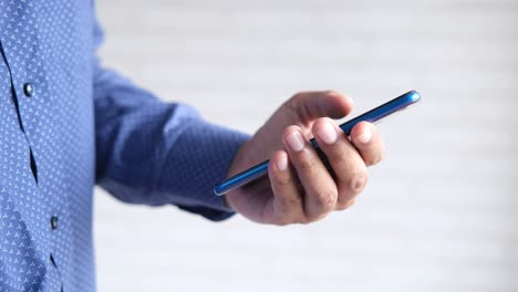 persona con un teléfono inteligente azul