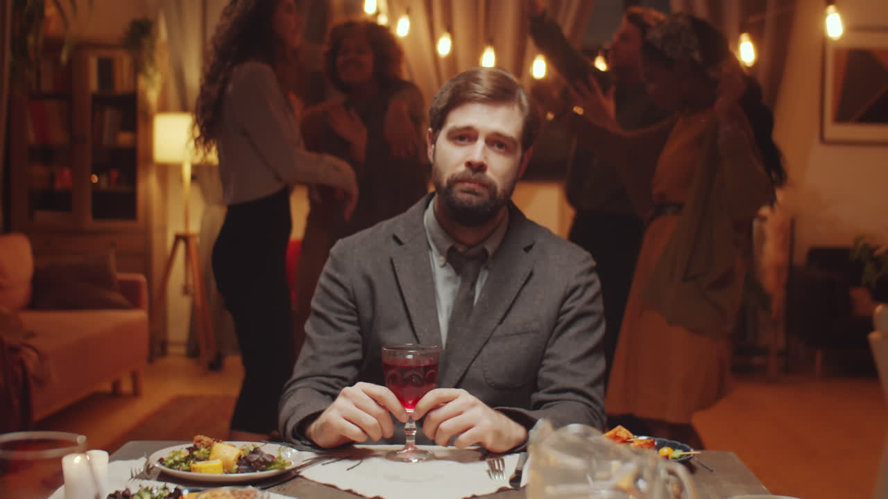 파티에 있는 외로운 남자