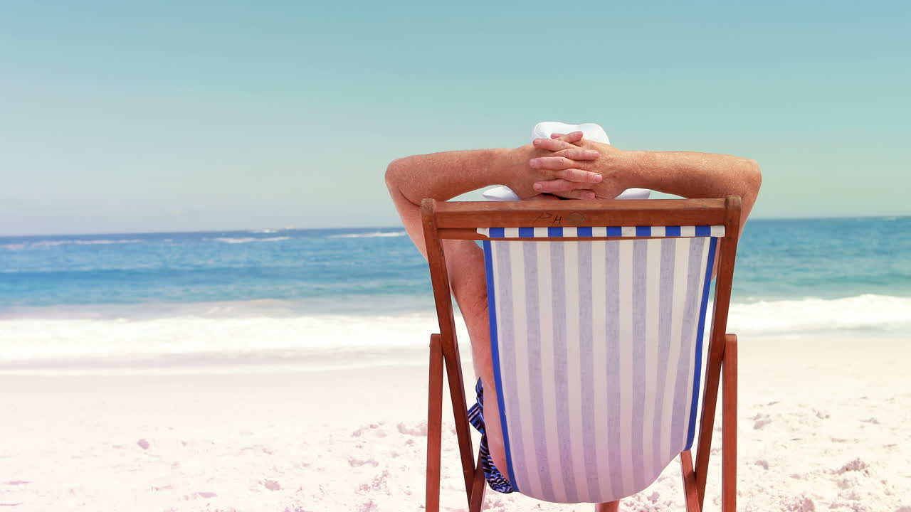 vista trasera de un hombre mayor poniendo las manos detrás de su cabeza