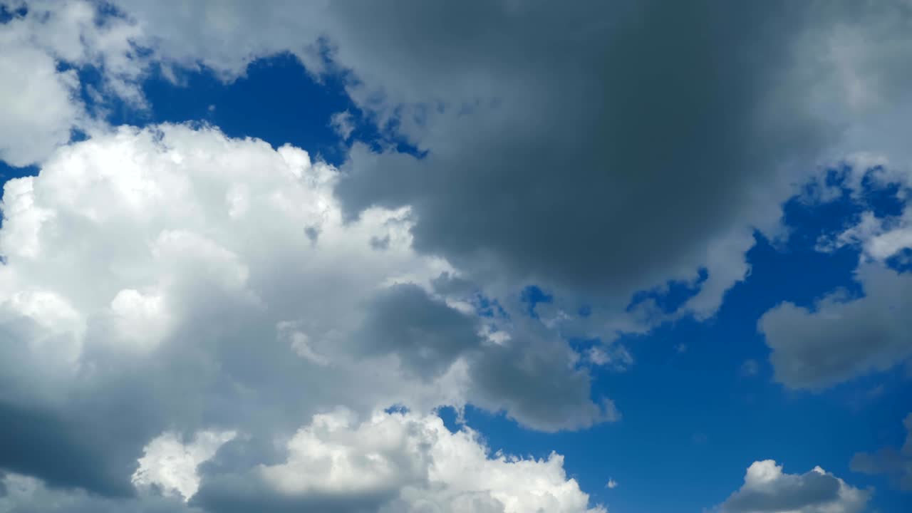 파란 하늘에서 구름이 움직이고 있습니다. 시간 경과