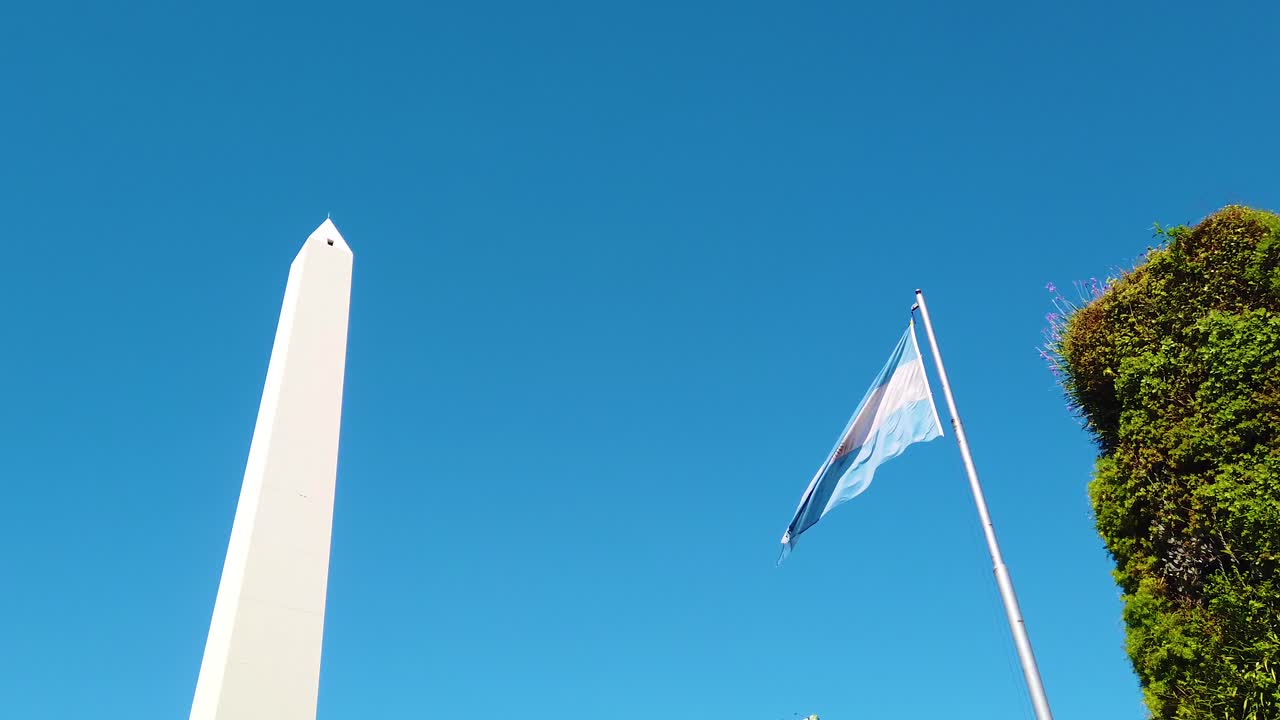 Obelisco di Buenos Aires, skyline in Argentina. Punto di riferimento, angolazione dal basso. Simbolo nazionale, cielo della Capitale.