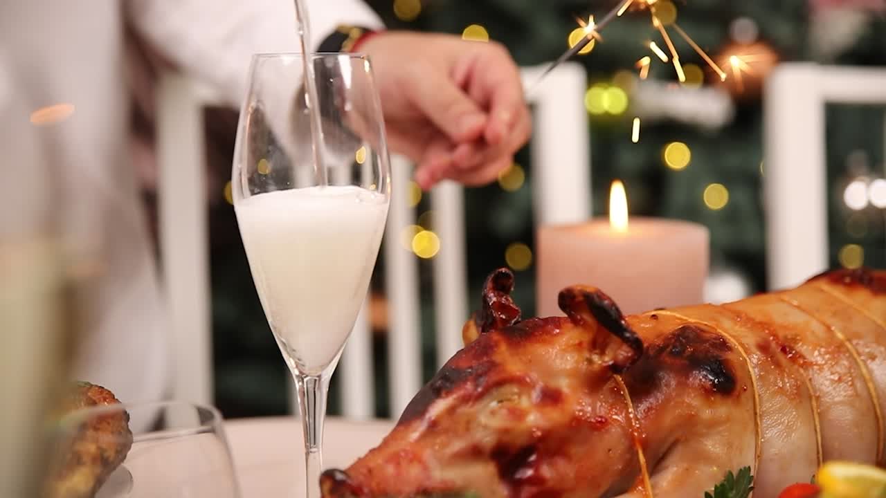 celebración de cerdo asado y champán