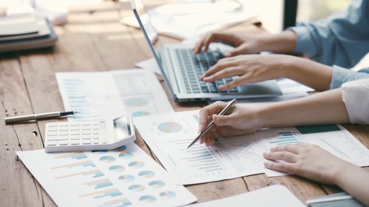 personas de negocios que analizan estadísticas documentos comerciales, concepto financiero