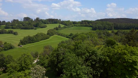 gran vista aérea de arriba vuelo alrededor de la capilla en la colina de la montaña, krumlov república checa verano 2023