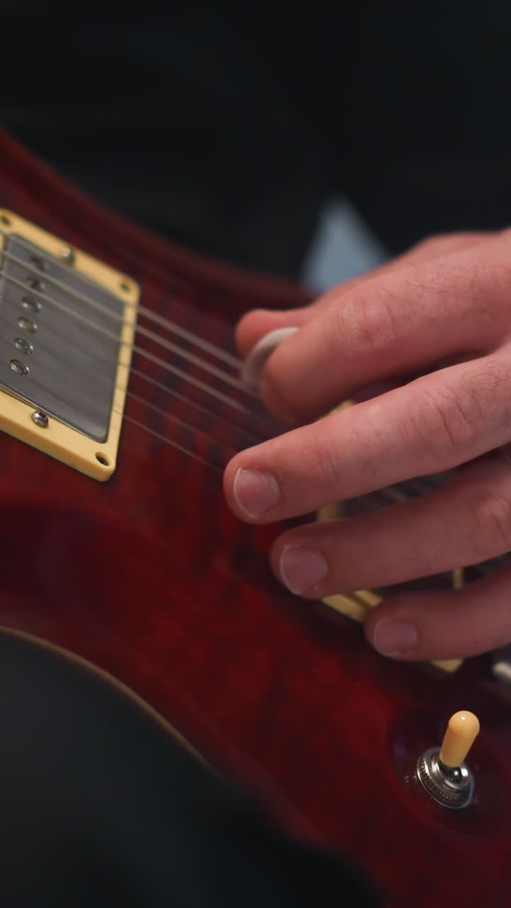 vista en primer plano de la cara de un hombre barbudo con luz de fondo, con una camisa negra contra un fondo borroso