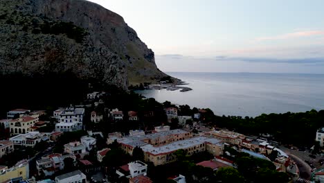 3 imágenes aéreas del atardecer de la playa de mondello palermo sicilia, sur de italia