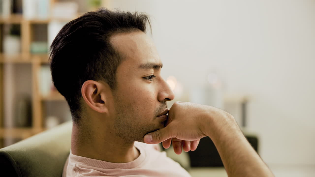 프로필 뷰에서 남자, 사려 깊은 표정