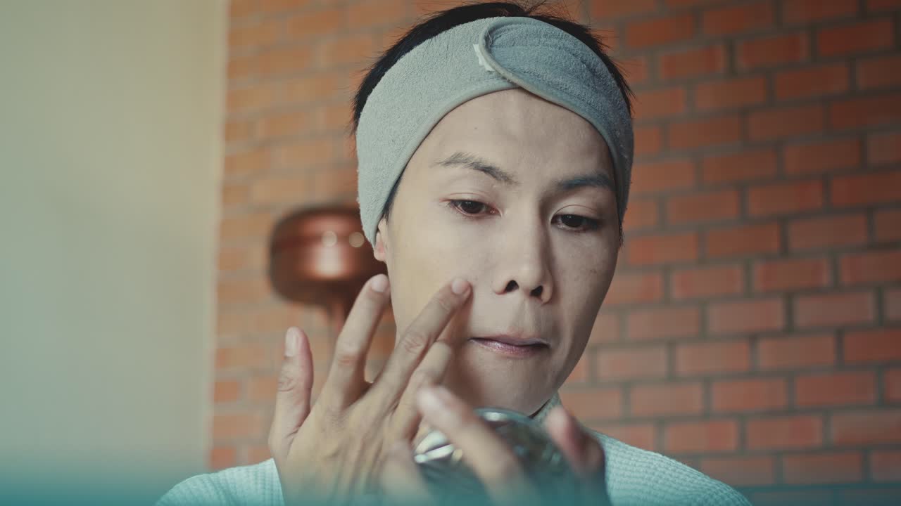 화장을 하는 여자