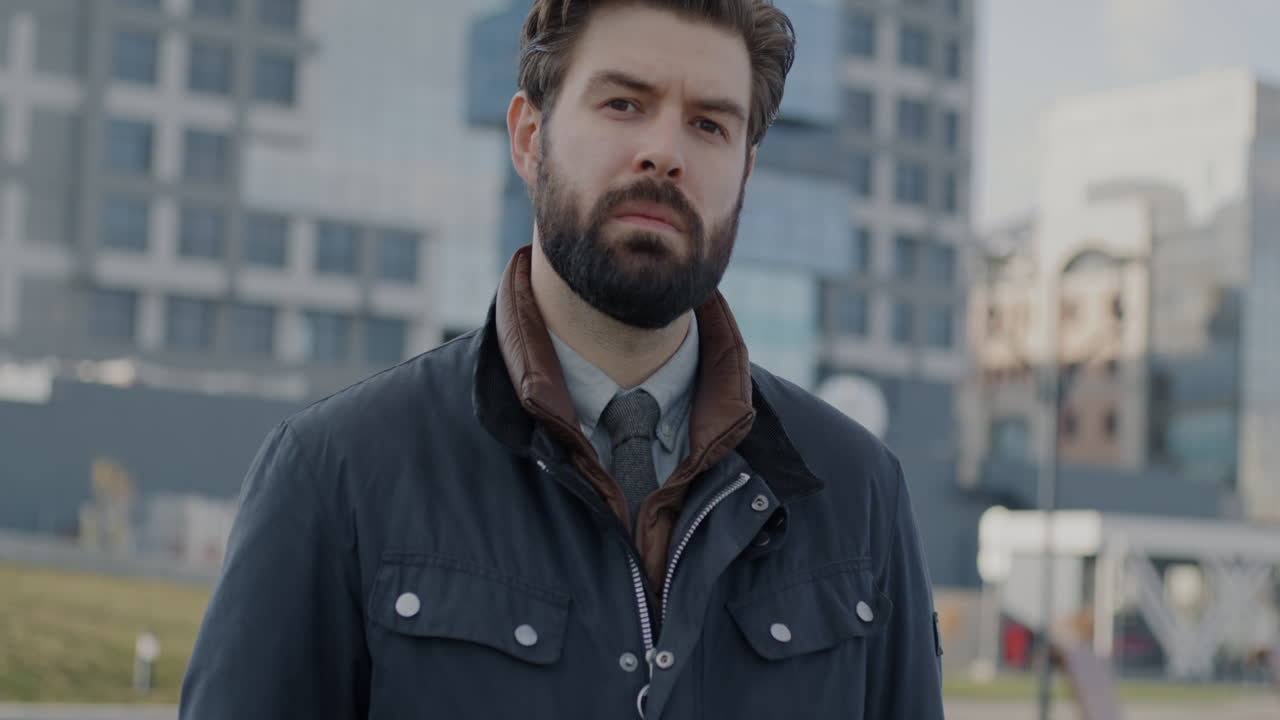 hombre en una ciudad