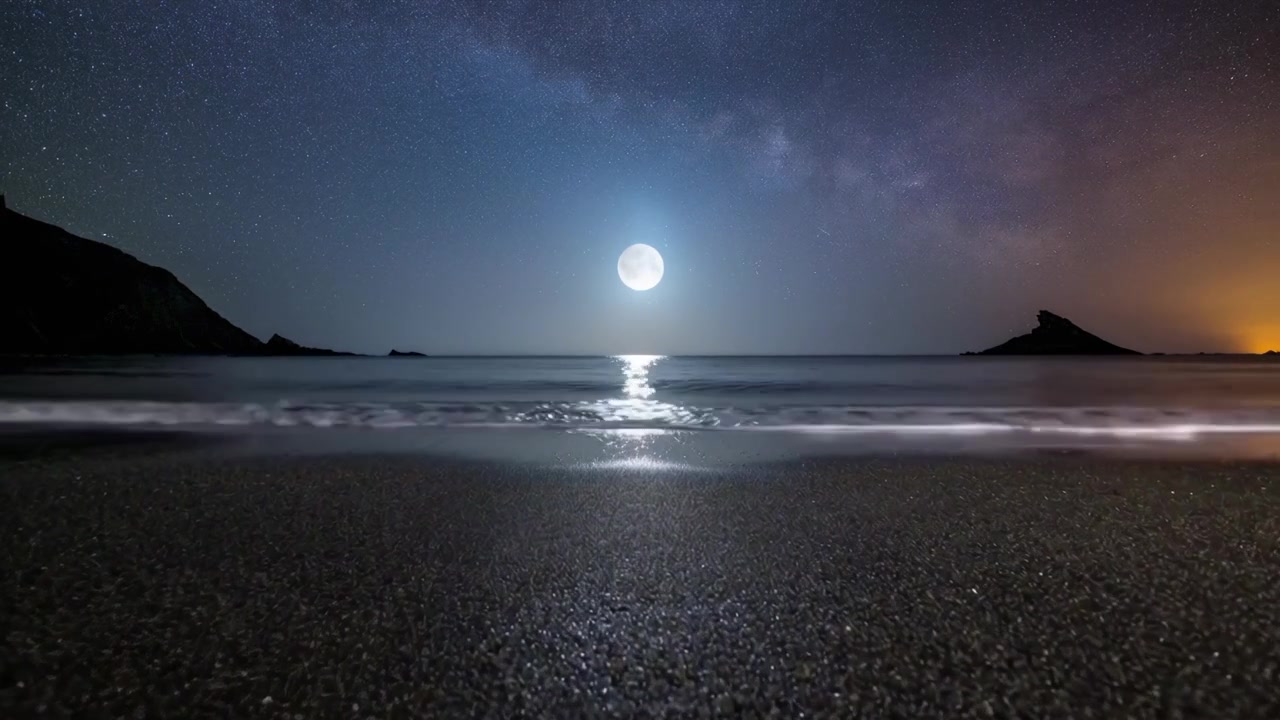 Bulan Purnama di Atas Ombak Laut Tenang di Malam Hari