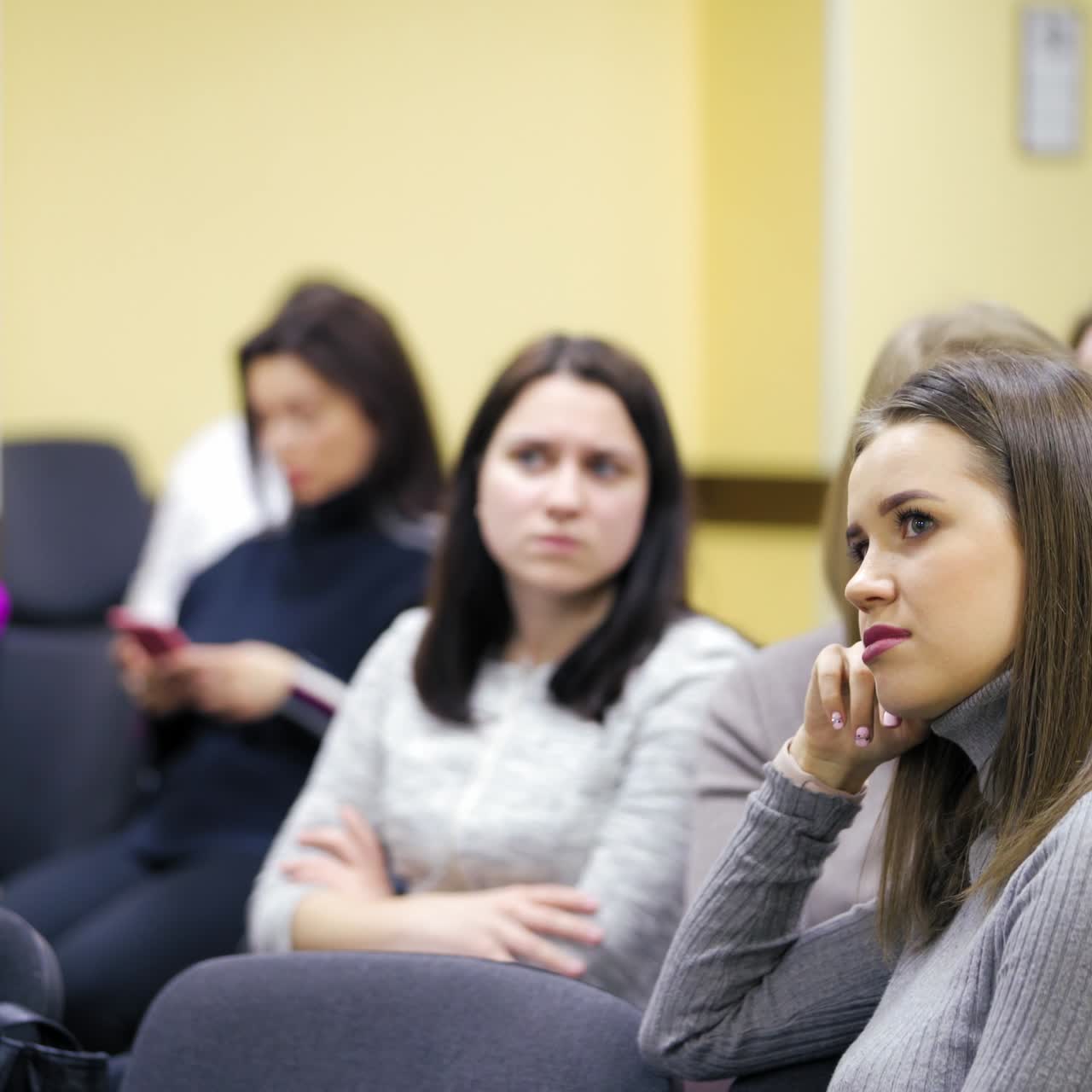 Le persone ascoltano gli oratori