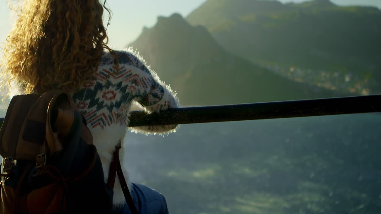 kobieta relaksująca się nad morzem w słoneczny dzień 4k