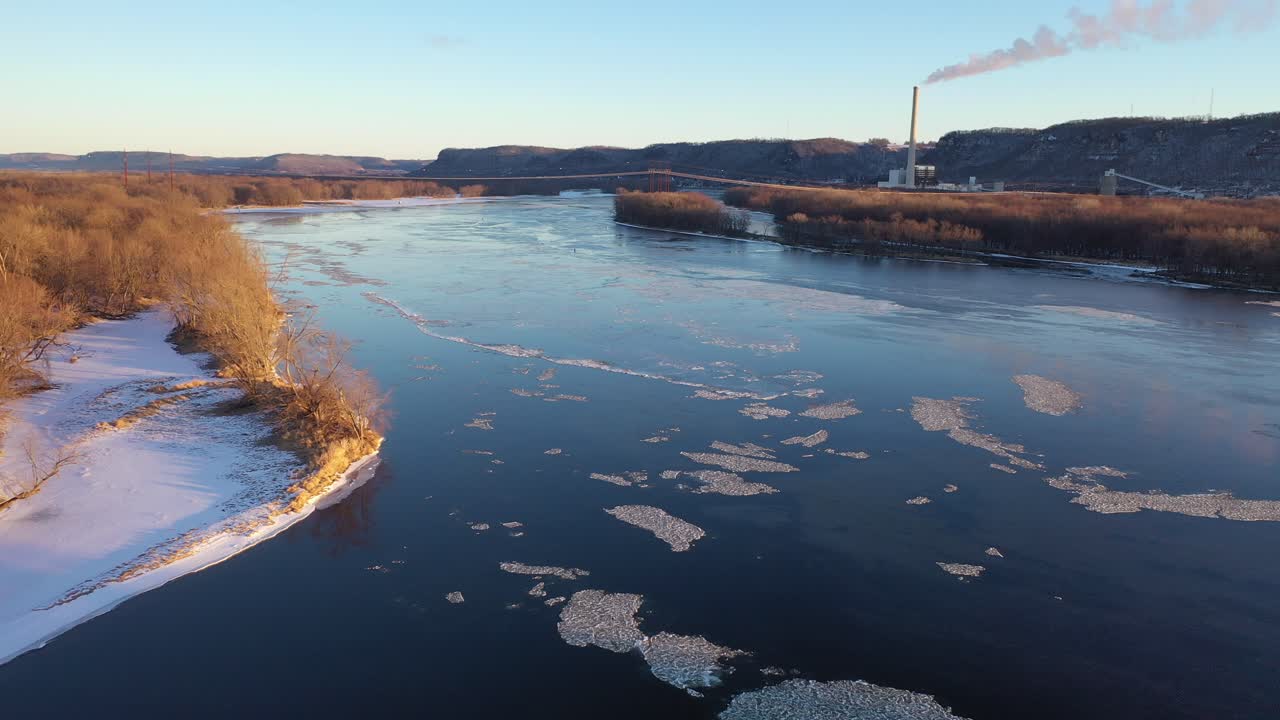 배경 에 발전소 가 있는 얼어붙은 강