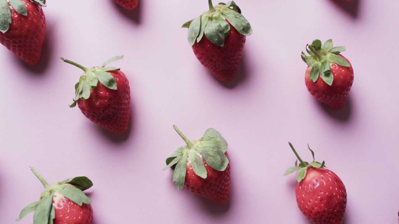 video di righe di fragole con spazio di copia su sfondo rosa
