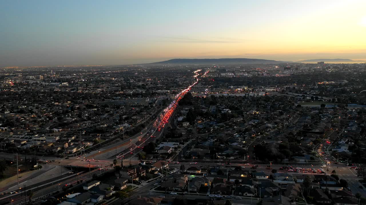 timelapse aéreo de autos en carretera en tráfico y área circundante en el sur de los ángeles
