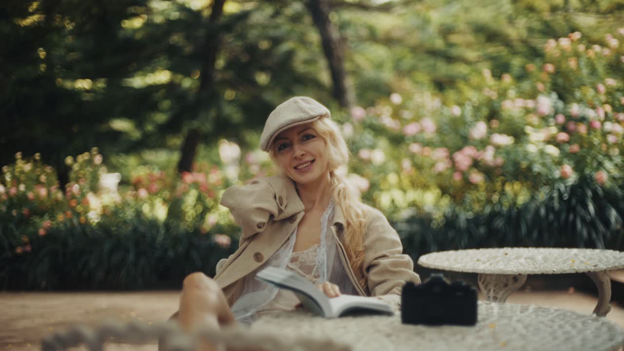 Frau, die ein Buch in einem Garten liest