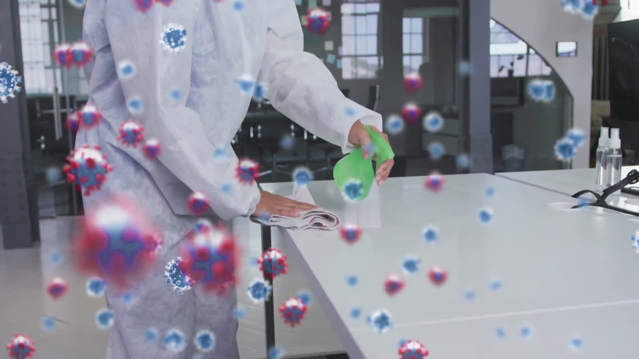 의료 종사자의 중간 부분에 대한 여러 코로나19 세포는 비독제로 사무실 책상을 청소합니다.
