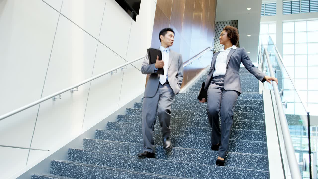 reunión de hombres de negocios afroamericanos y asiáticos chinos