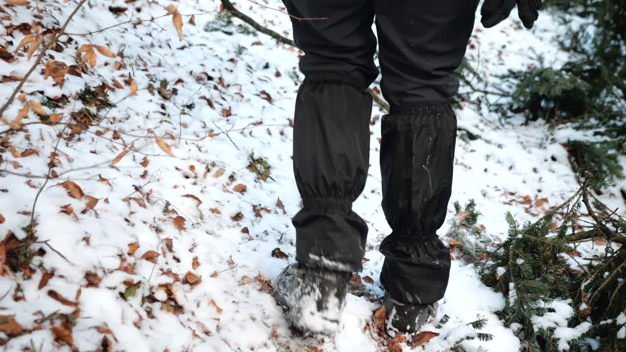 Un excursionista caminando en una montaña nevada, Rumanía, Sinaia