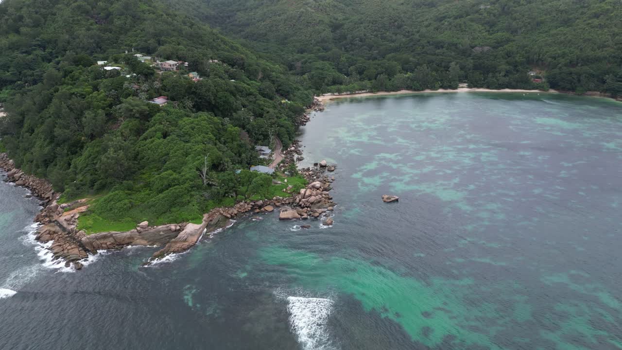 vista aérea de una playa de una isla tropical