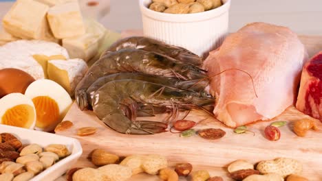 variedad de alimentos ricos en proteínas en superficie de madera