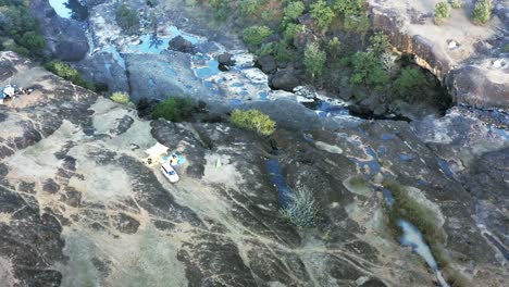 Imágenes-De-Drones-De-Un-Campamento-Con-Campistas-En-Madhya-Pradesh,-India