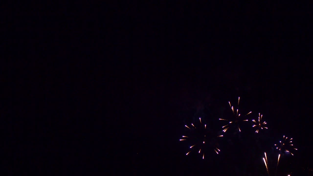 Bellissimo spettacolo pirotecnico colorato di notte per una celebrazione durante un festival.