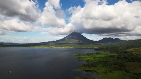 Volcán-Arenal-Enfocado-Debajo-De-Las-Nubes-En-El-Paisaje-Tropical