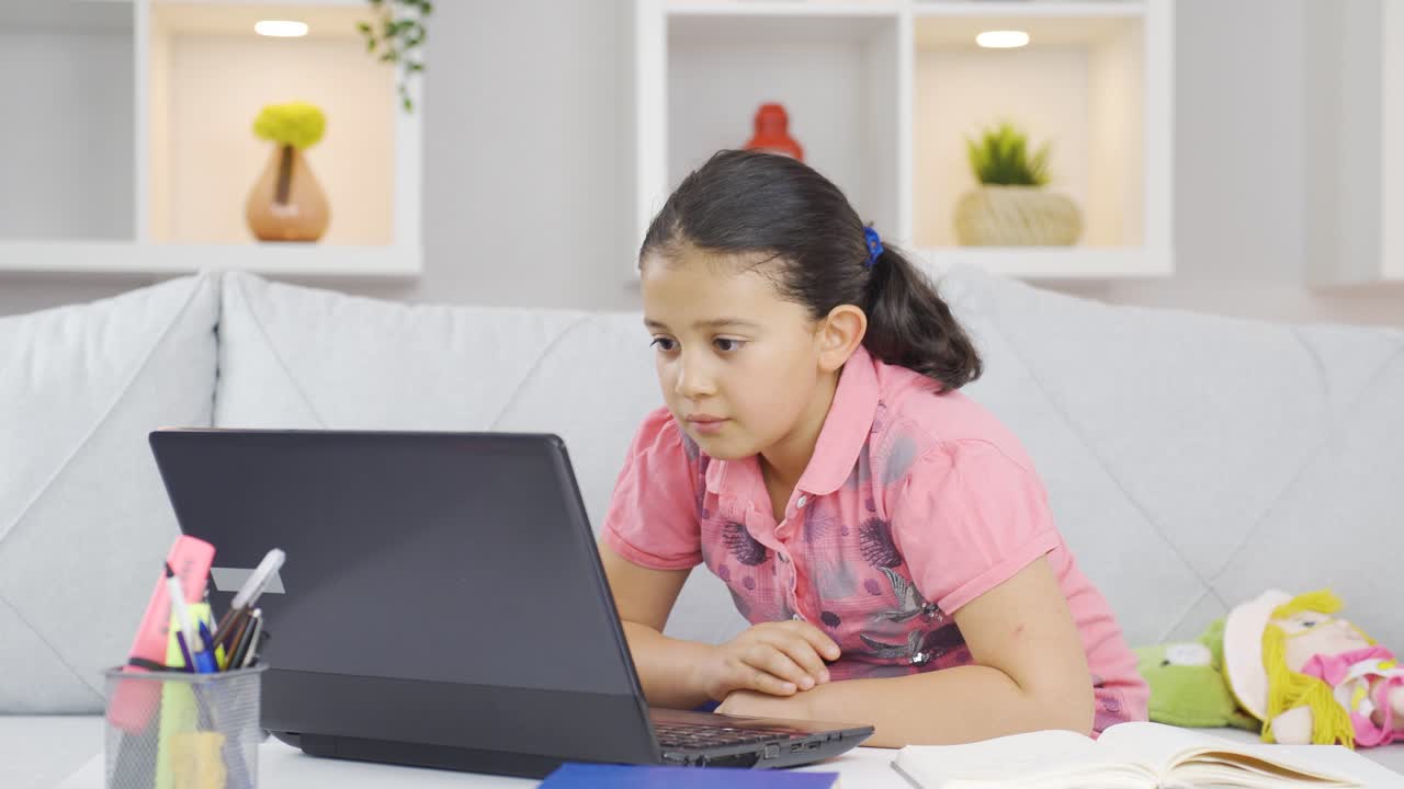 la niña está frustrada.