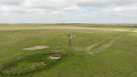 vista aérea de un molino de viento y tierras de cultivo