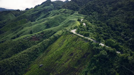 Vista-Aérea-Volando-Sobre-La-Exuberante-Montaña-Verde-De-La-Selva-Tropical-Con-Nubes-De-Lluvia-Durante-La-Temporada-De-Lluvias-En-El-Parque-Nacional-Reservado-De-La-Montaña-Doi-Phuka-En-El-Norte-De-Tailandia