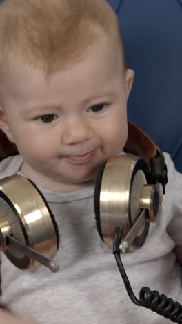 dj de niña con auriculares