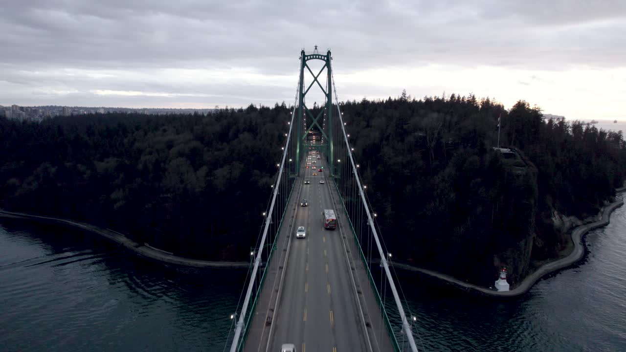 Traffico automobilistico lungo il Lions Gate Bridge al tramonto, Vancouver, Canada