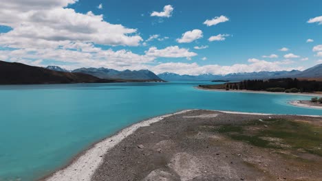 las aguas azules del lago tekapo en la isla sur, nueva zelanda