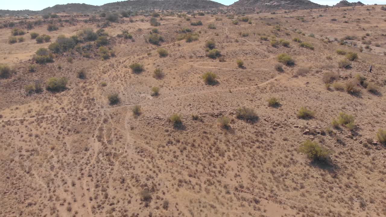 drone de pista única en el desierto de karoo