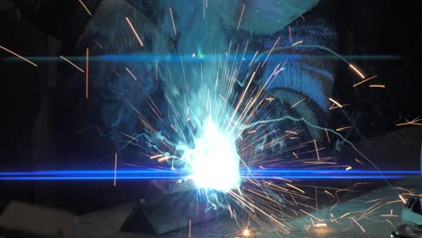 soldador de metal trabaja con un soldador de acero en una fábrica con equipo de protección