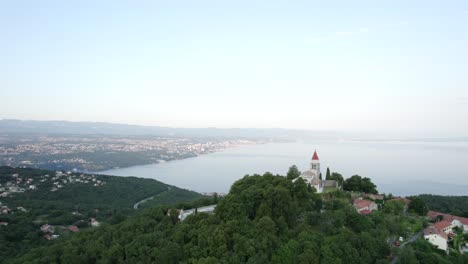 Iglesia-En-La-Colina-Con-La-Hermosa-Bahía-De-Kvarner-En-El-Fondo,-Croacia