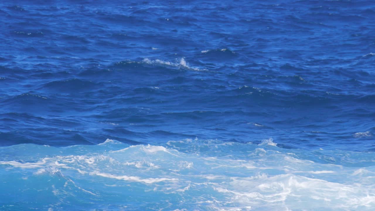 olas del mar ásperas y entrecortadas que se dirigen hacia la costa
