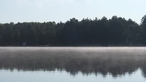 cámara de mano niebla sobre aguas tranquilas y reflectantes - lago ontario canadá en la mañana de verano