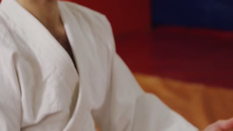 hombre preparándose para el karate