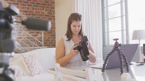blogger caucásica haciendo un montaje de video en casa