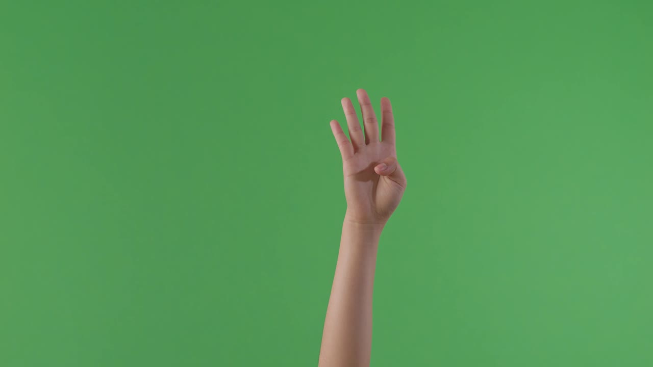 손은 4번을 보여줍니다.